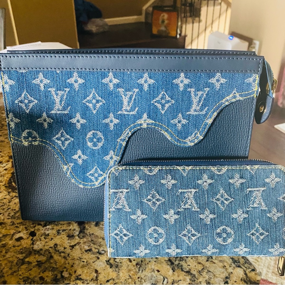💙🤍Louis Vuitton X NIGO Monogram
Denim Drip Pochette Voyage MM🤍💙